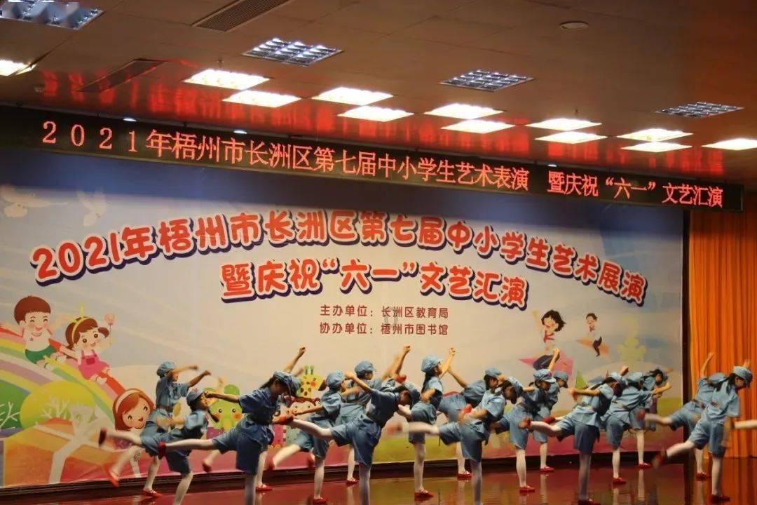 逃离废弃的卡车场